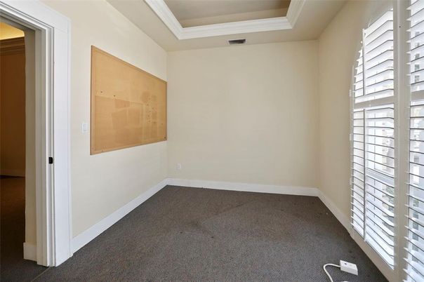 Empty room, Interior