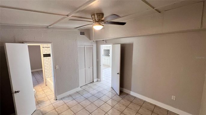 Empty room, Interior