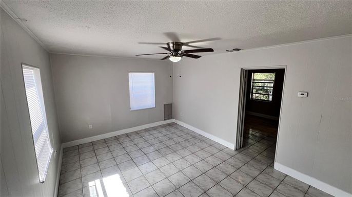 Empty room, Interior