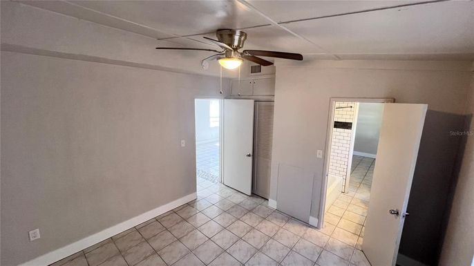 Empty room, Interior