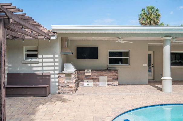 Exterior, Pool