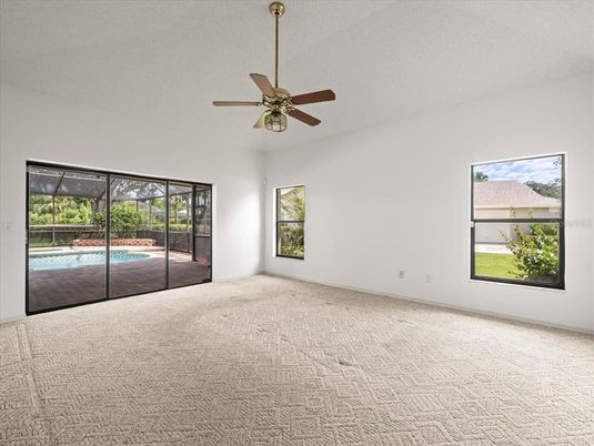 Empty room, Interior