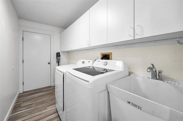 Interior, Washer, Wood Texture Flooring