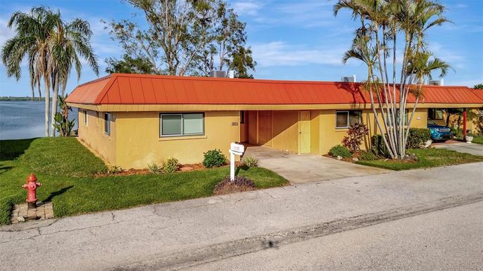 Exterior, Facade, Ranch