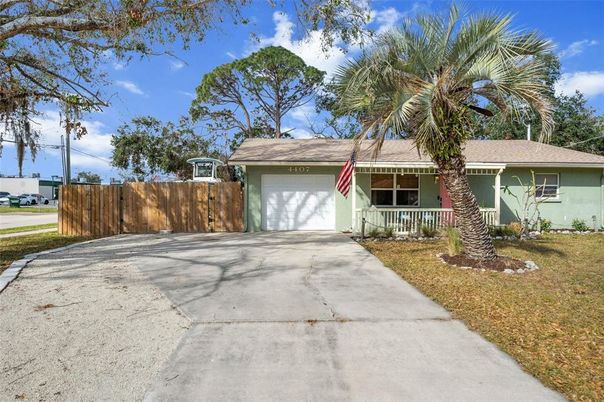 Attached, Exterior, Facade, Ranch