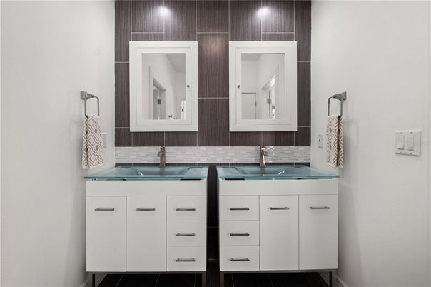 Bathroom, Dual Sink Vanities, Interior, Recessed Lighting