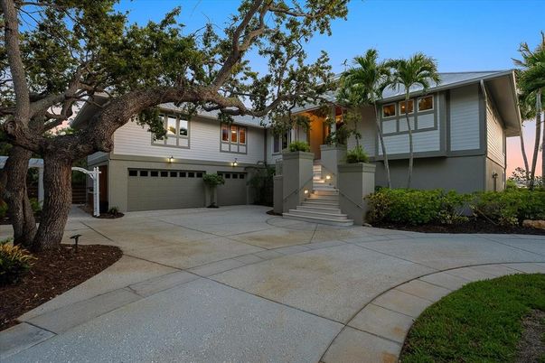 Attached, Exterior, Facade, Raised Ranch