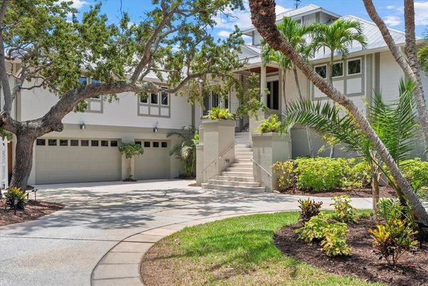 Attached, Exterior, Facade, Mediterranean