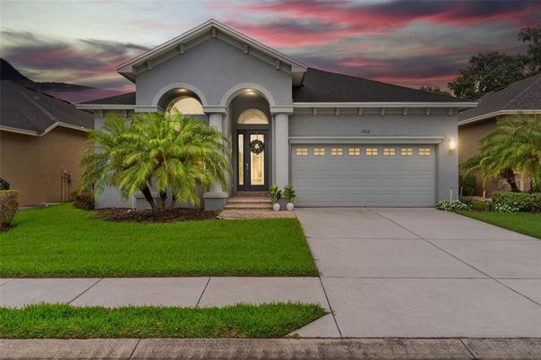 Attached, Exterior, Facade, American Craftsman