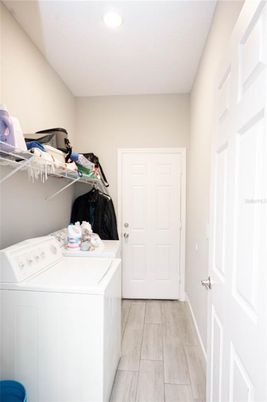 Interior, Recessed Lighting, Washer, Wood Texture Flooring
