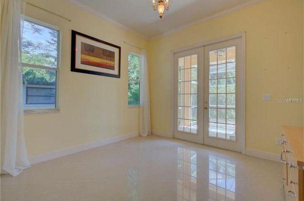 Empty room, Interior