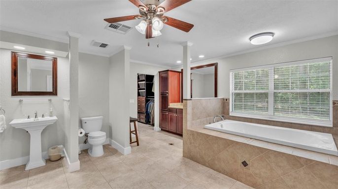 Bathroom, Dual Sink Vanities, Interior, Recessed Lighting
