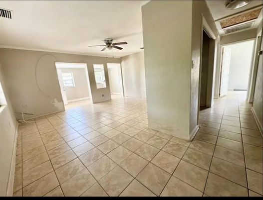 Empty room, Interior