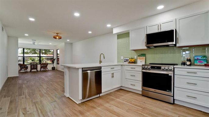 Dining room, Interior, Kitchen, Recessed Lighting, Stainless Steel Appliances, Wood Texture Flooring
