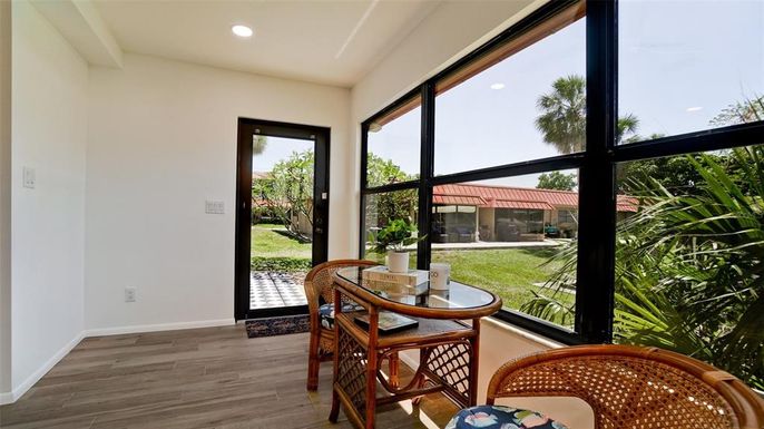 Interior, Recessed Lighting, Sun Room, Wood Texture Flooring