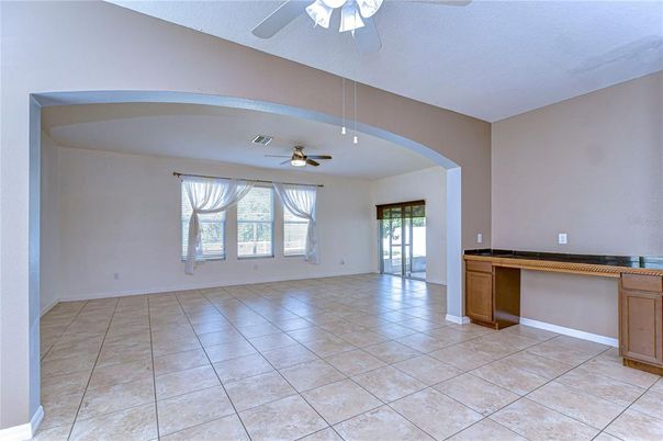 Empty room, Interior