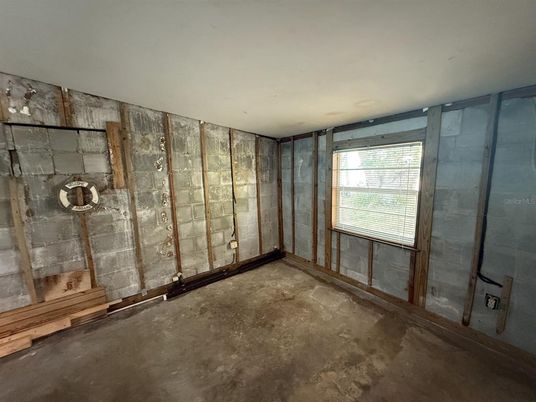 Empty room, Interior