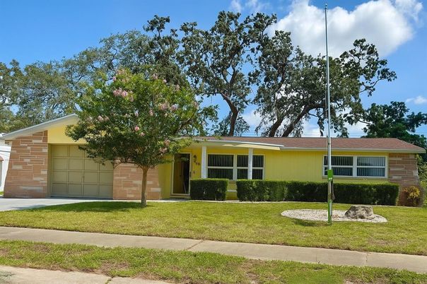 Attached, Exterior, Facade, Ranch