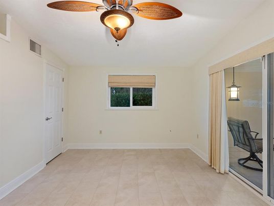 Empty room, Interior, Pendant Lights