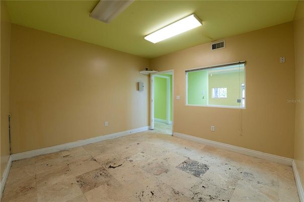 Empty room, Interior