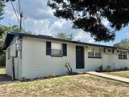 Exterior, Facade, Ranch
