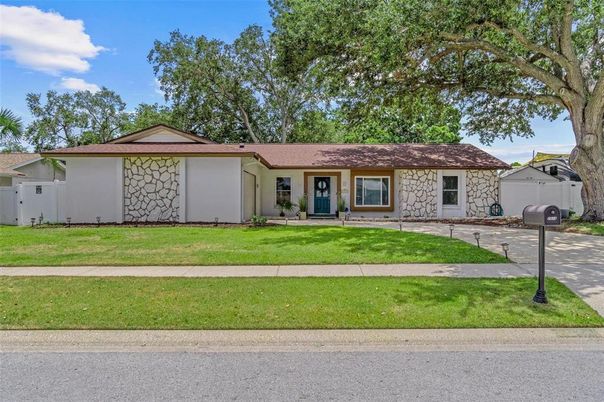 Exterior, Facade, Ranch