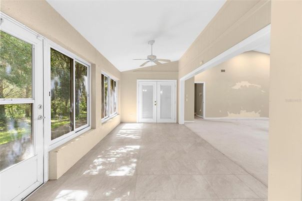 Empty room, Interior