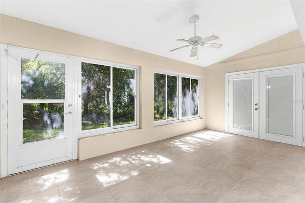 Empty room, Interior
