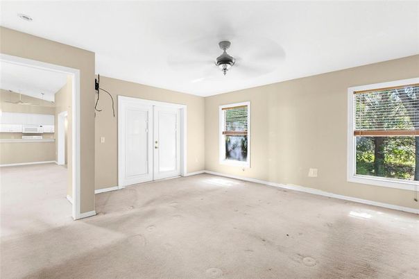 Empty room, Interior