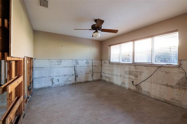 Empty room, Interior