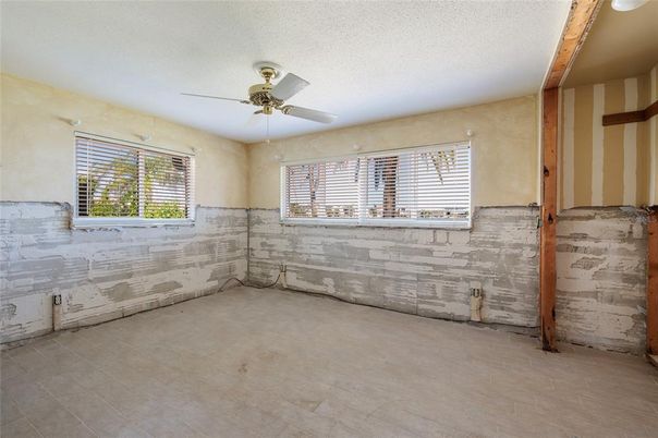 Empty room, Interior