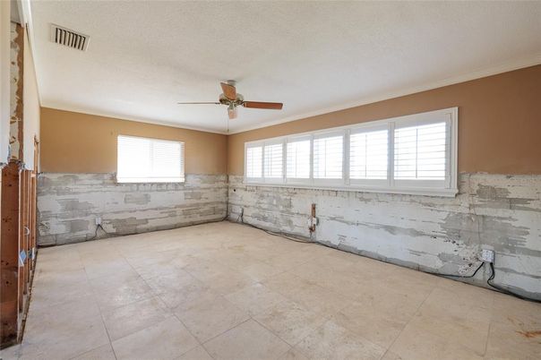 Empty room, Interior