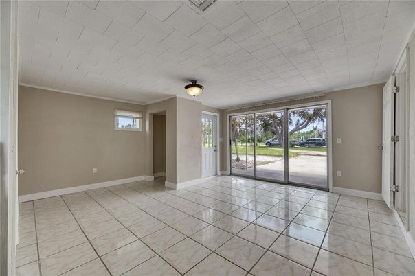 Empty room, Interior