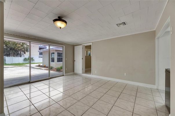 Empty room, Interior