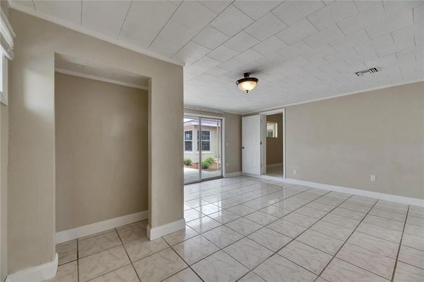Empty room, Interior