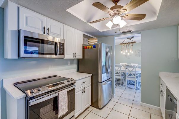Dining room, Interior, Kitchen, Pendant Lights, Stainless Steel Appliances