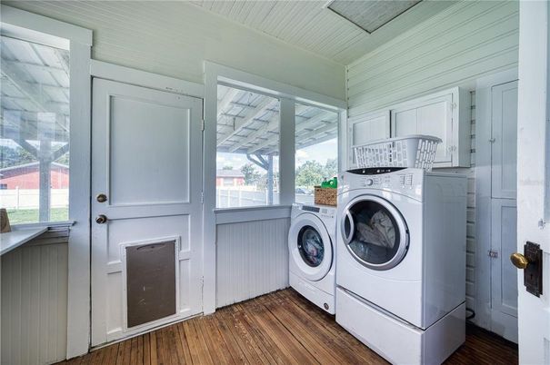 Interior, Utility Closets, Washer, Wood Texture Flooring