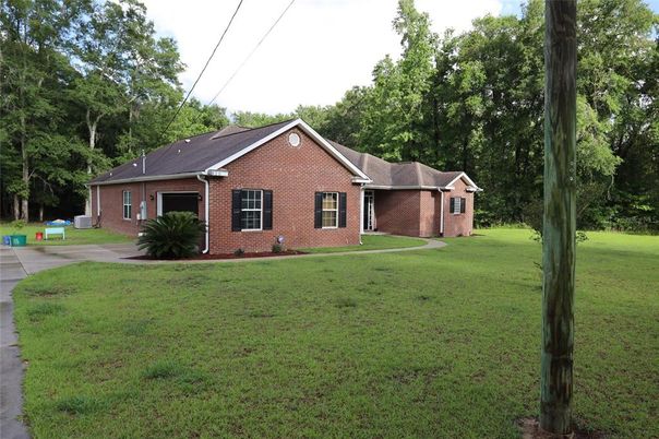 Backyard, Exterior, Facade, Brick Facade, Ranch