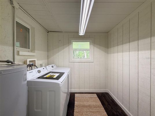 Interior, Washer, Wood Texture Flooring