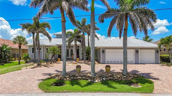 Attached, Exterior, Facade, Ranch