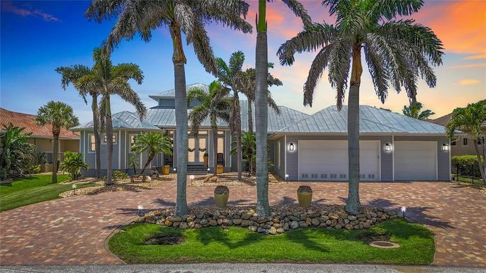 Attached, Exterior, Facade, Ranch