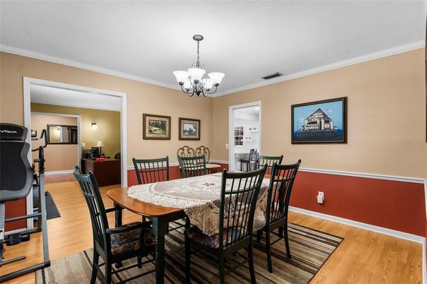 Chandelier, Dining room, Fitness Equipment, Interior, Wood Texture Flooring