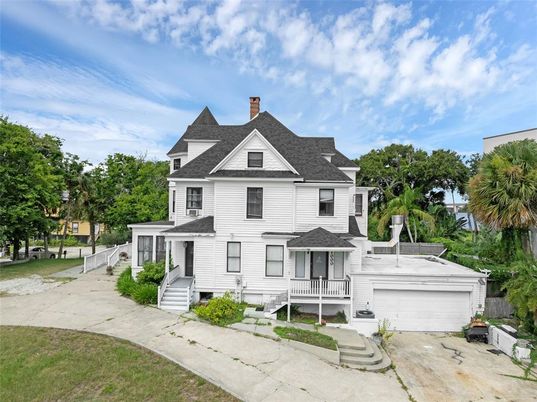 Attached, Exterior, Facade, Queen Anne Victorian