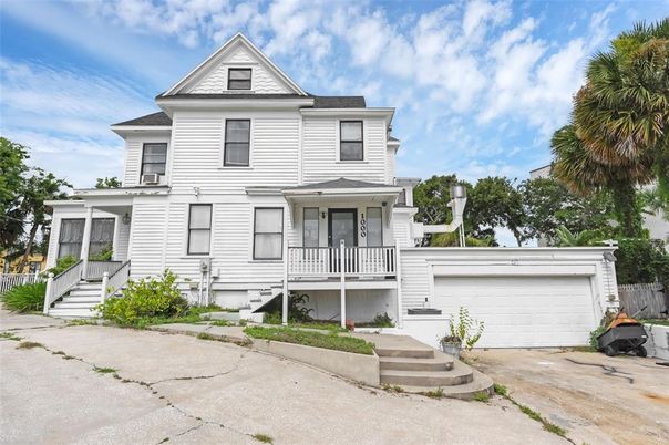 Attached, Exterior, Facade, Queen Anne Victorian