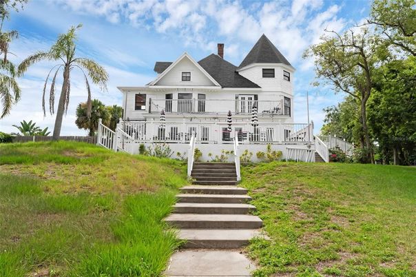 Backyard, Exterior, Facade, Queen Anne Victorian