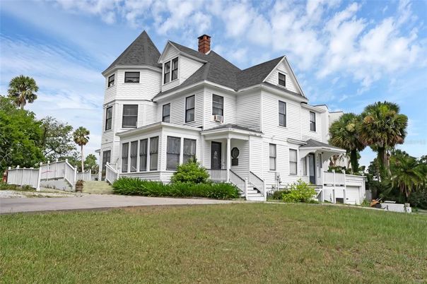 Backyard, Exterior, Facade, Queen Anne Victorian