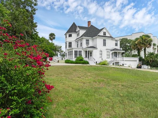 Attached, Backyard, Exterior, Facade, Queen Anne Victorian