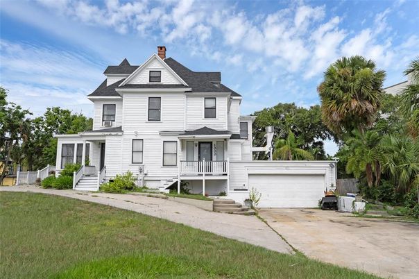 Attached, Exterior, Facade, Queen Anne Victorian