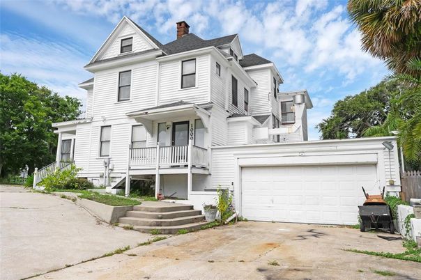 Attached, Exterior, Facade, Queen Anne Victorian
