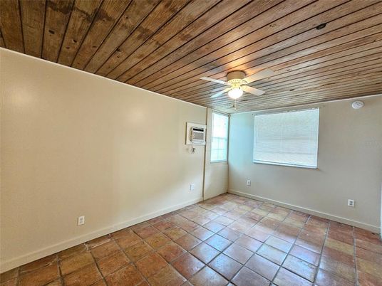 Empty room, Interior, Wooden Ceilings